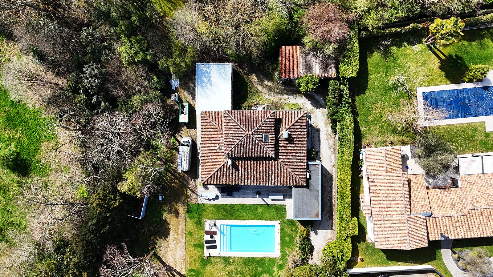 Toiture en tuile canal – villa avec piscine