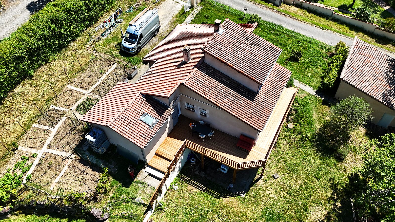 Couverture en tuile d'une villa – vue drone, Haute-Garonne