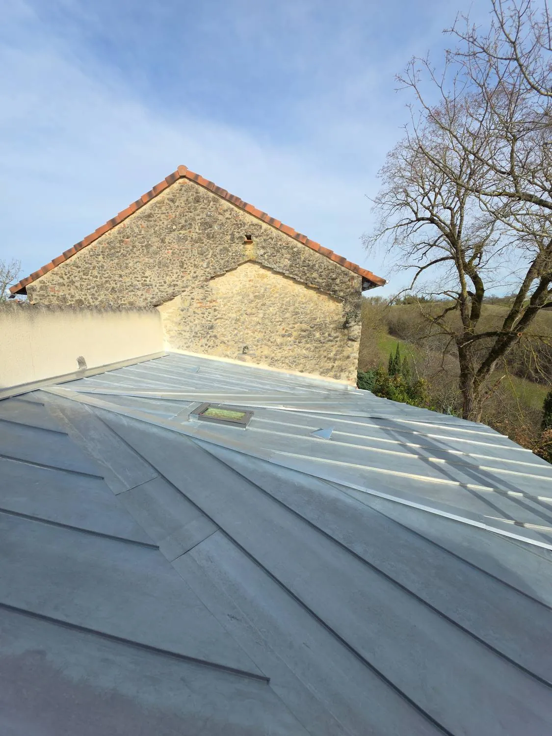 Façade et toiture en zinc à joint debout – Occi'Dry Services (secteur toulousain)