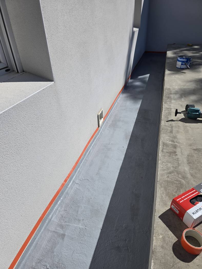 Application de la résine Alsan Flashing Quadro (Soprema) sur les points singuliers – chantier Occi'Dry Services