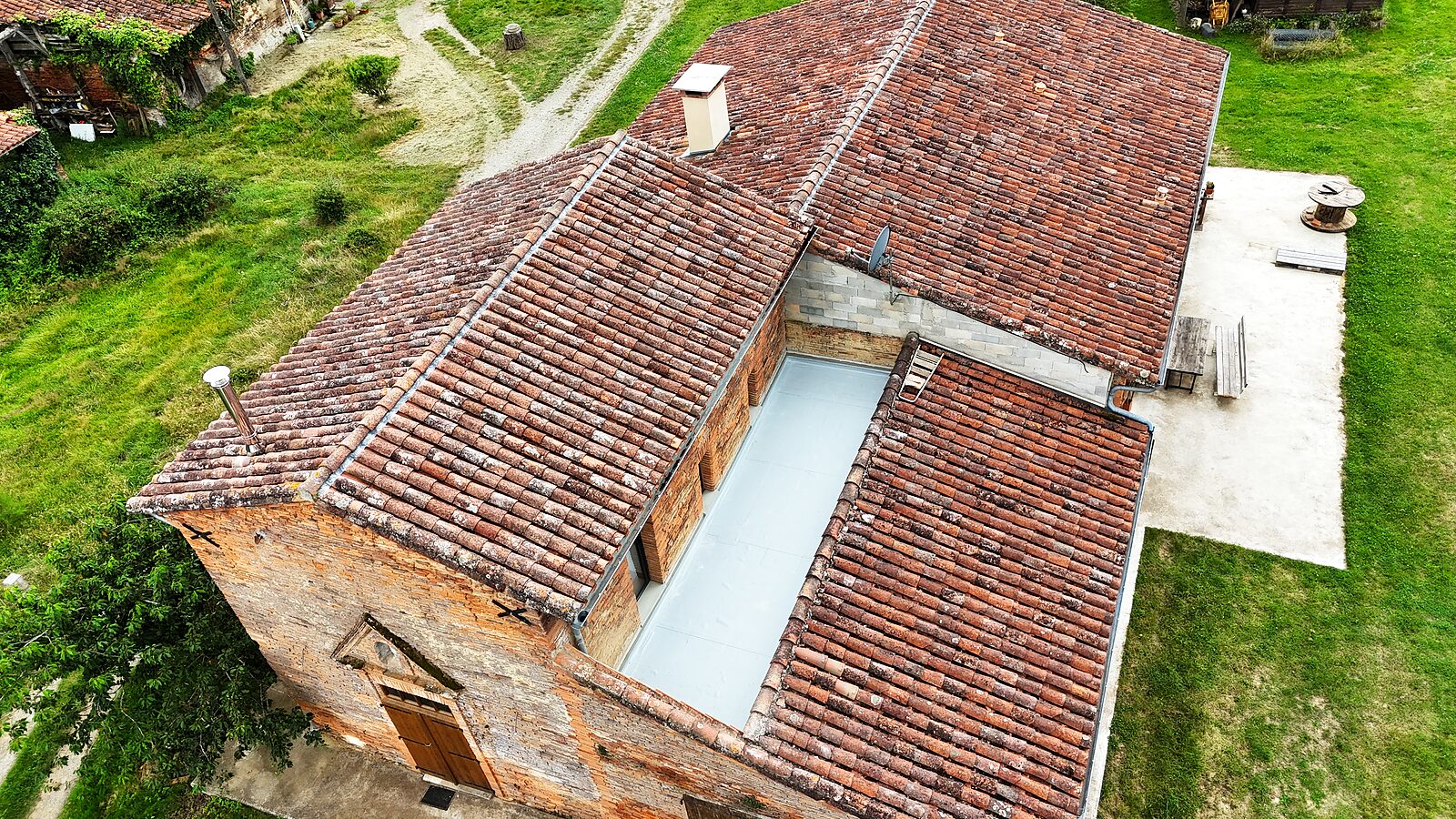 Après – étanchéité de la toiture-terrasse terminée sur la maison en pierre