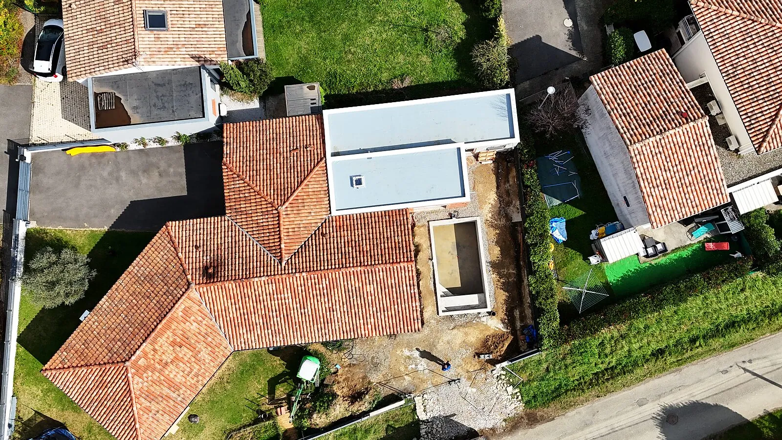 Étanchéité du toit plat d'une extension de maison en membrane PVC – vue drone, Haute-Garonne