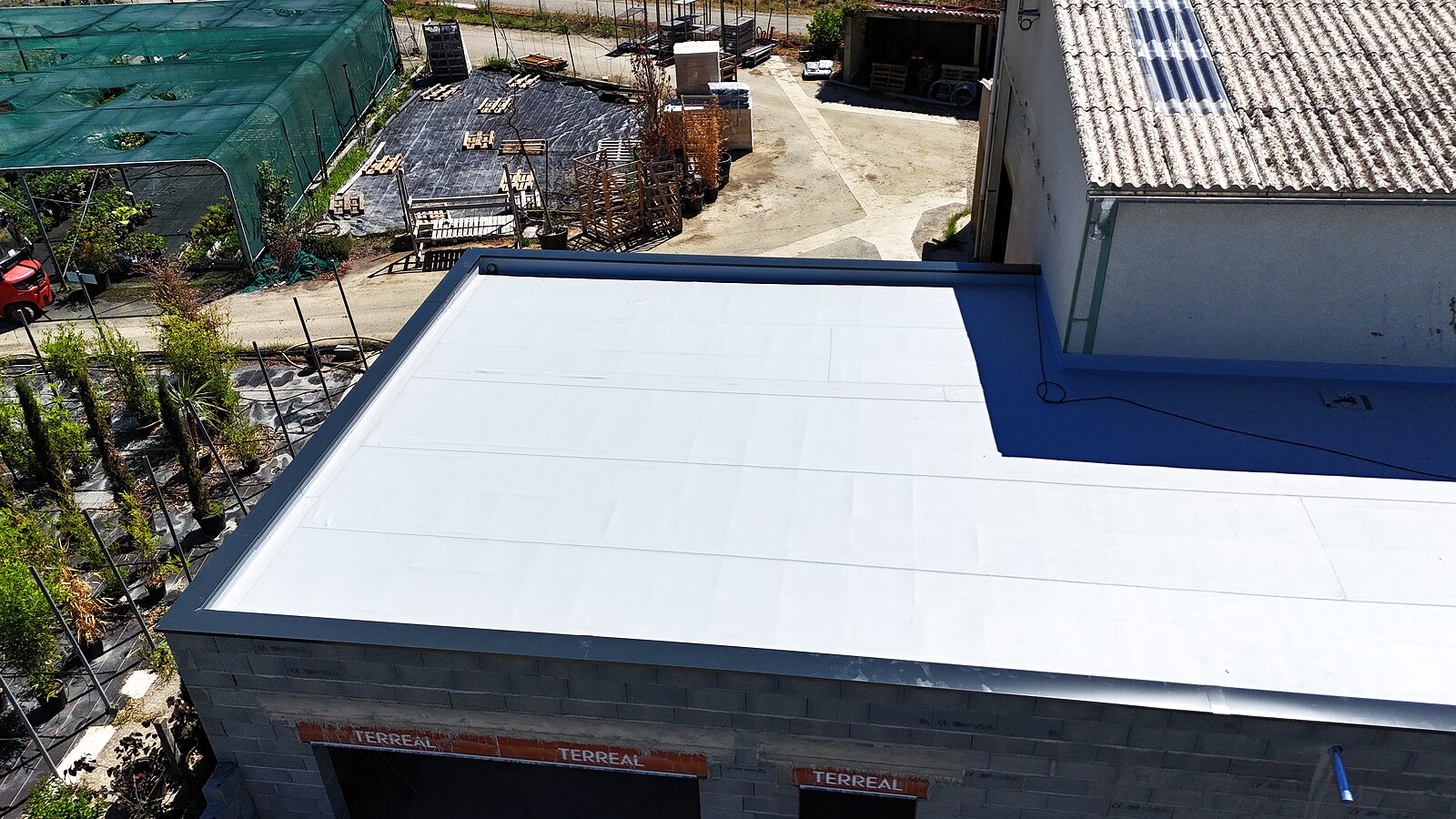 Étanchéité de toiture-terrasse membrane PVC – vue drone
