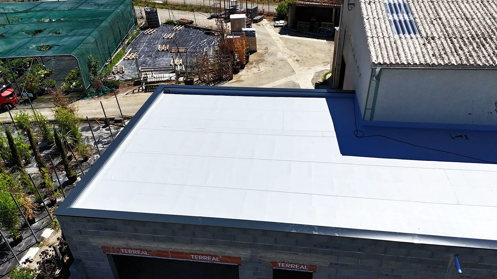 Étanchéité de toiture-terrasse membrane PVC – vue drone