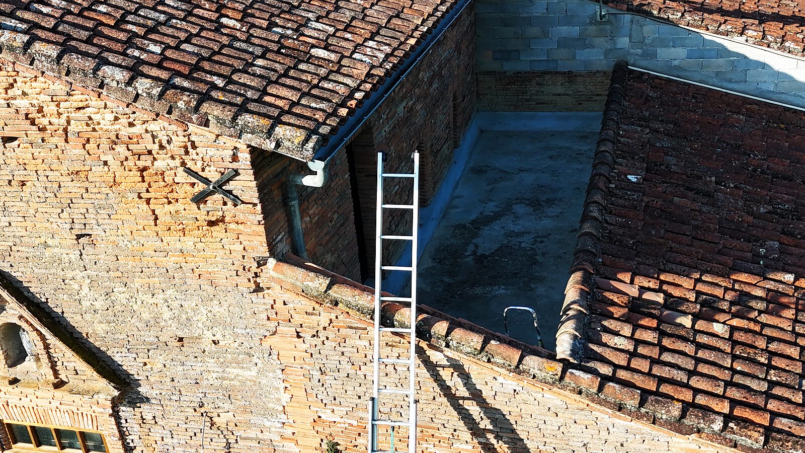Avant – réfection de l'étanchéité de la toiture-terrasse en cours (maison en pierre)