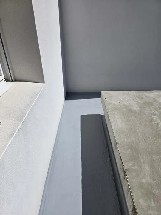 Relevé d'étanchéité repris en pied de mur après une recherche de fuite – chantier Occi'Dry Services