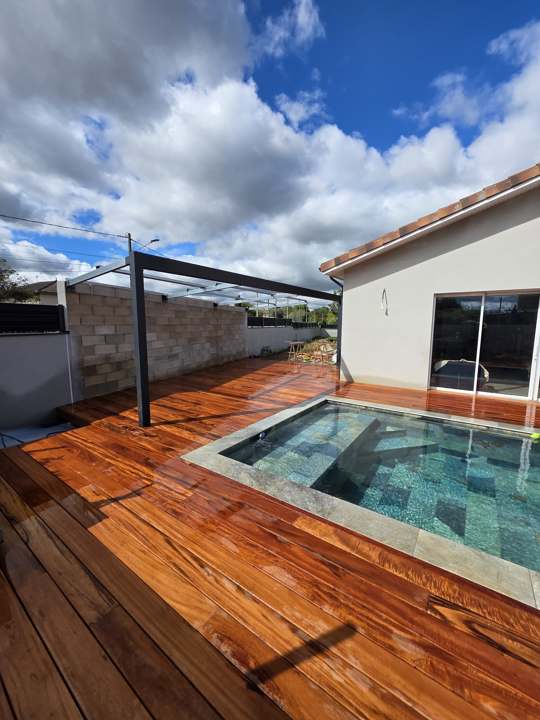 Terrasse en bois exotique autour d'une piscine – secteur toulousain