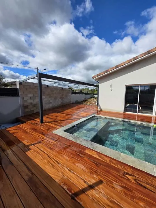 Terrasse en bois exotique autour d'une piscine – secteur toulousain