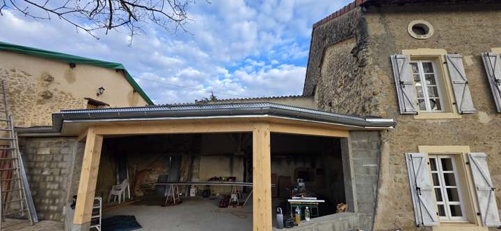 Pose de gouttières et habillages en zinc sur bâtiment ancien