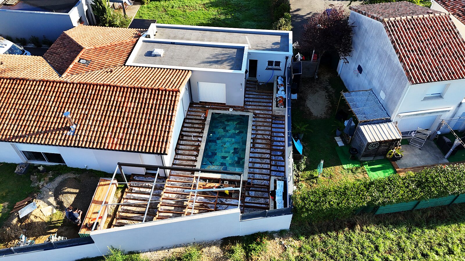Structure de terrasse bois autour d'une piscine – vue drone