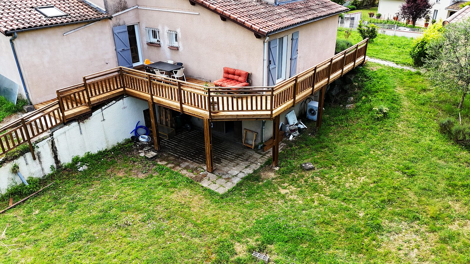 Terrasse en bois sur pilotis – vue drone